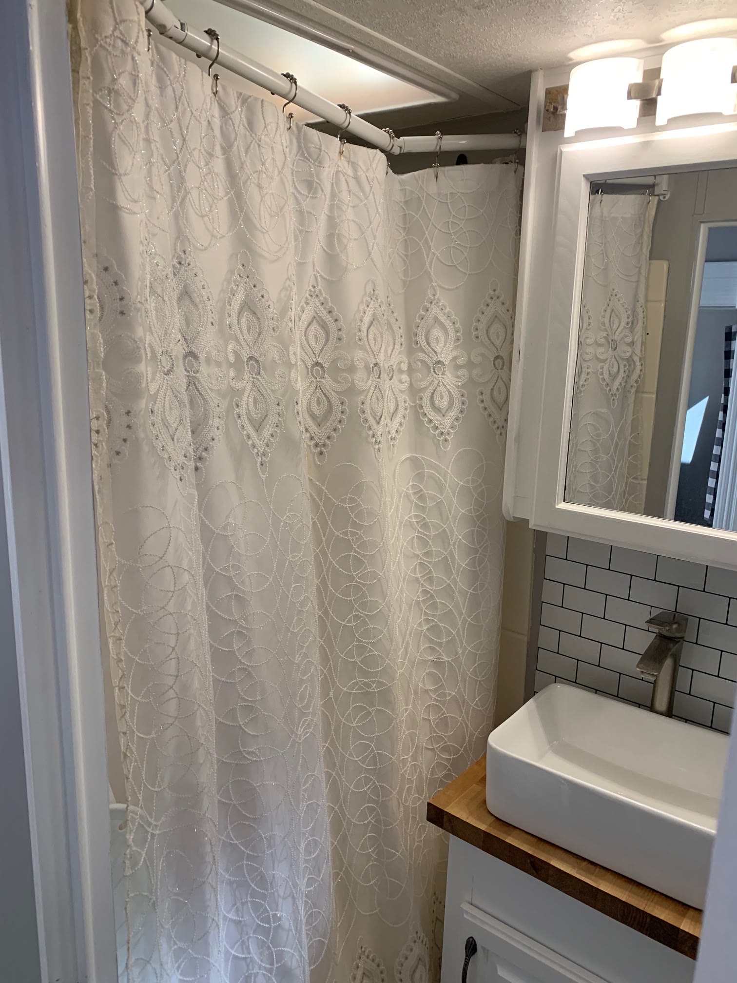 Shower with extendable rod